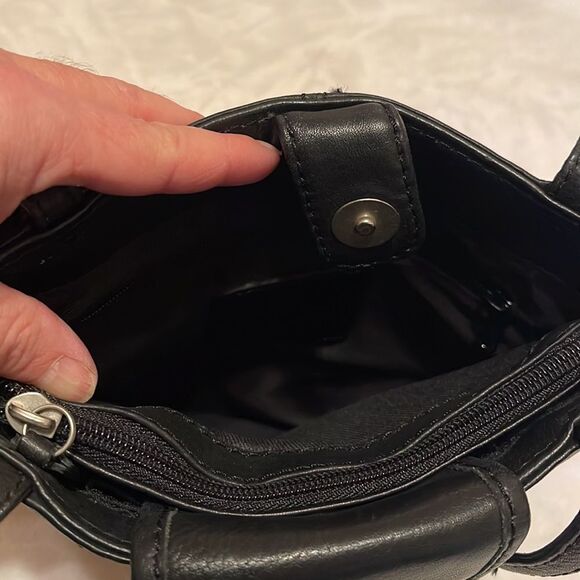 Black Leather Fossil Handbag. - Picture 7 of 11